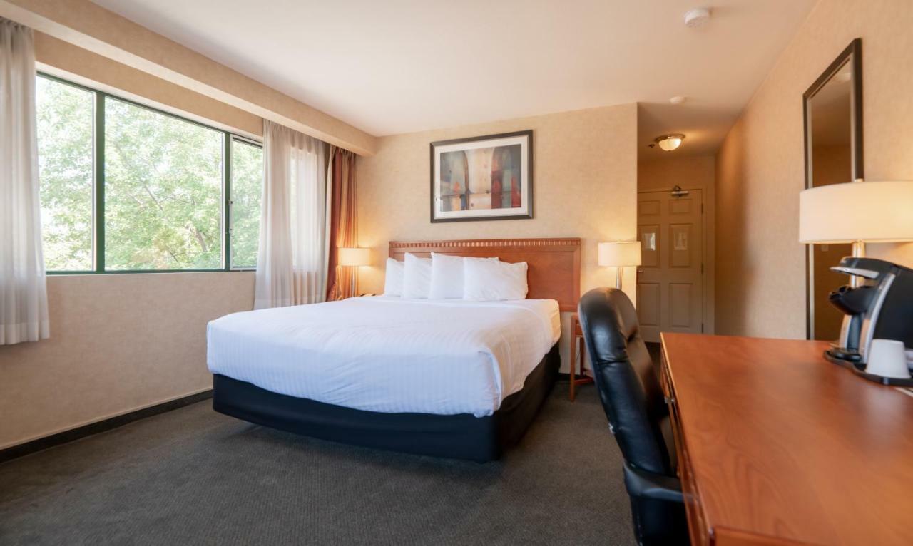 Hotel Kelowna & Conference Centre מראה חיצוני תמונה